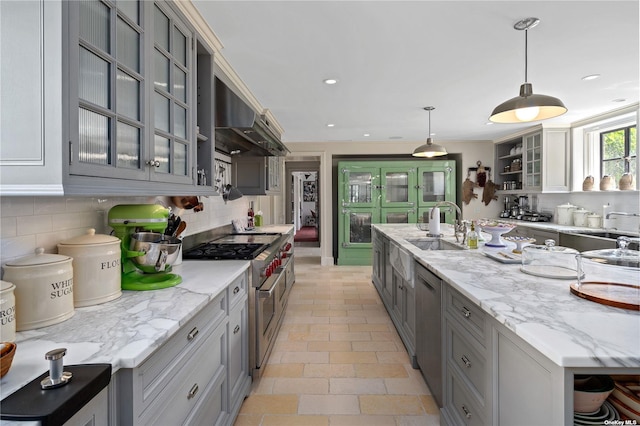 kitchen featuring open shelves, a sink, gray cabinets, stainless steel appliances, and backsplash