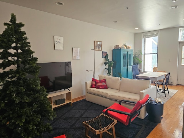living area featuring hardwood / wood-style flooring, baseboards, and recessed lighting