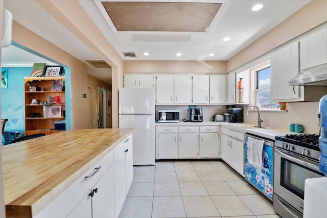 kitchen with light tile patterned floors, appliances with stainless steel finishes, light countertops, and a sink