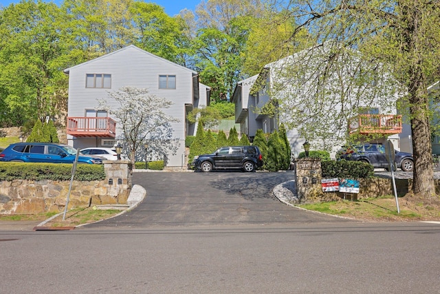 view of front facade featuring aphalt driveway