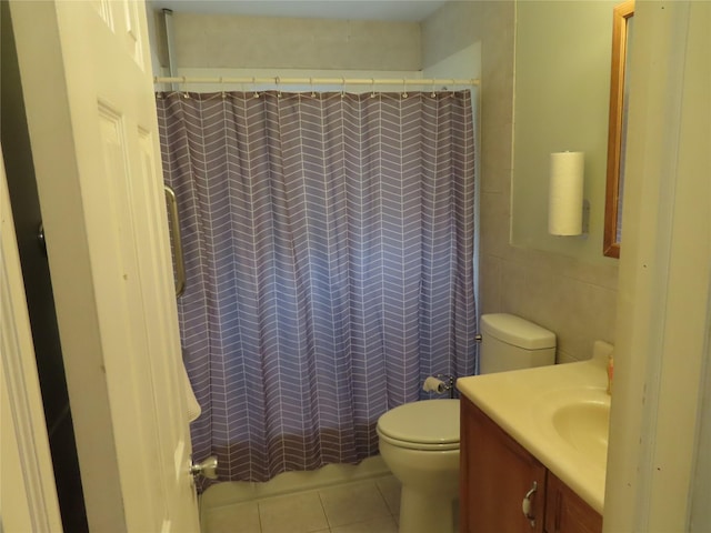 565 18th St, West Babylon, NY 11704 - full bath featuring a shower with curtain, tile walls, tile patterned floors, vanity, and toilet