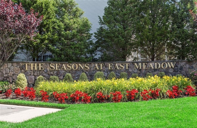 community sign with a lawn