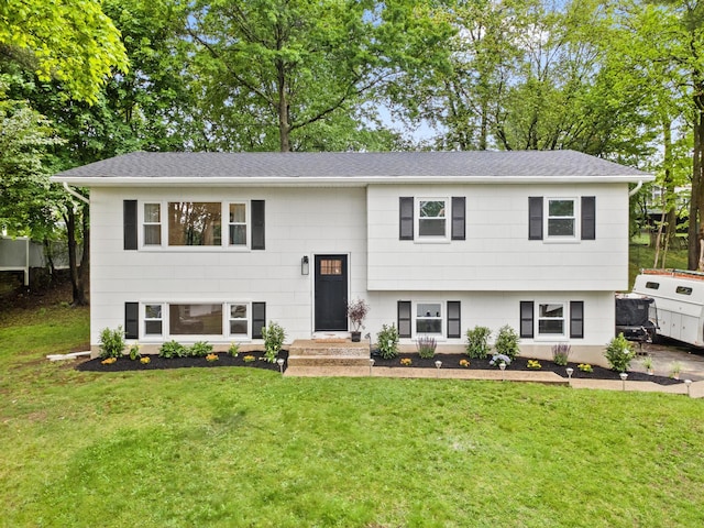 31 Pennsylvania Ave, Valley Cottage, NY 10989 - split foyer home with a front yard and roof with shingles