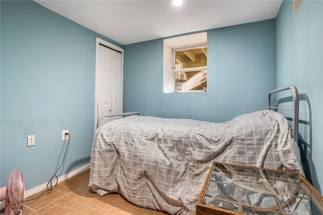 bedroom with baseboards, recessed lighting, and a closet