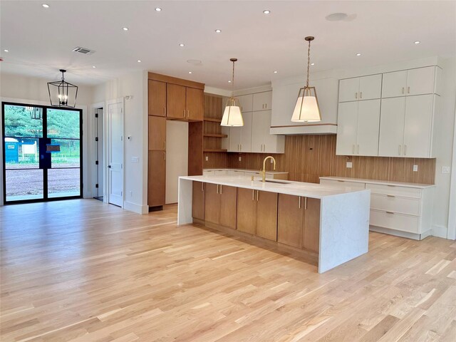 9 Ogrady Ct, Orangeburg, NY 10962 - kitchen featuring a sink, light wood finished floors, white cabinetry, a spacious island, and recessed lighting
