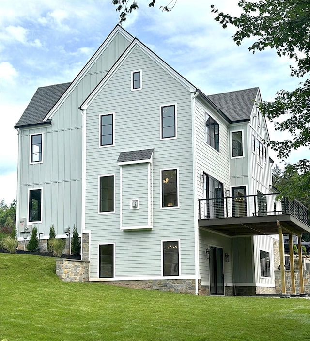 9 Ogrady Ct, Orangeburg, NY 10962 - back of house with board and batten siding, a yard, a shingled roof, and a deck