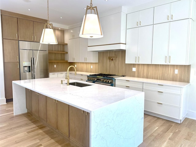 9 Ogrady Ct, Orangeburg, NY 10962 - kitchen with stainless steel appliances, light wood-style floors, tasteful backsplash, a large island, and light stone counters