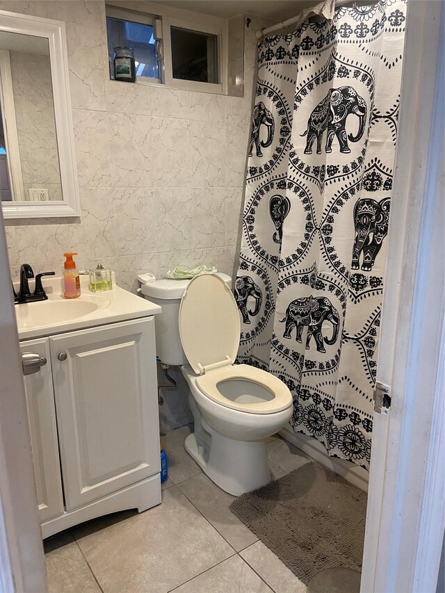 1255 E 223rd St, Bronx, NY 10466 - full bath featuring tile patterned floors, toilet, curtained shower, and vanity