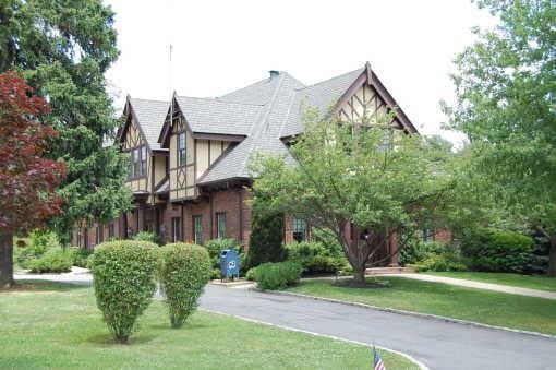 2 Stonytown Rd, Manhasset, NY 11030 - view of front of property featuring a front lawn