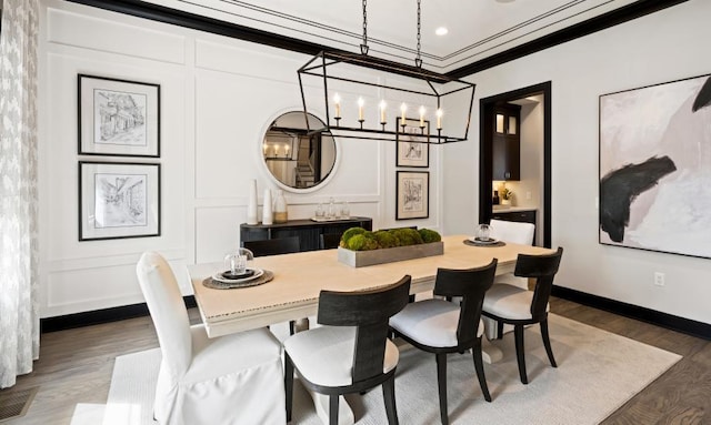 dining space with baseboards, an inviting chandelier, dark wood-style floors, visible vents, and crown molding