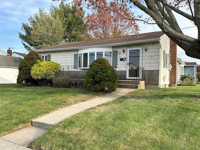 view of front of property featuring entry steps and a front yard