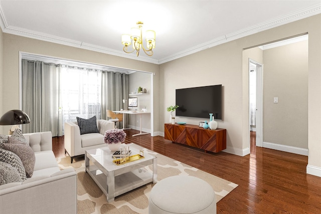 living room featuring a chandelier, crown molding, baseboards, and hardwood / wood-style flooring