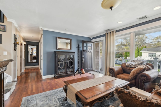 living room featuring recessed lighting, visible vents, baseboards, ornamental molding, and wood finished floors