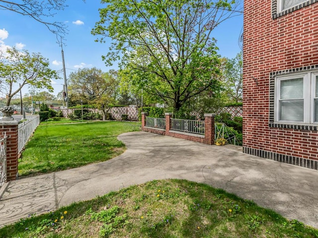 1313 Kearney Ave, Bronx, NY 10465 - view of yard featuring a patio