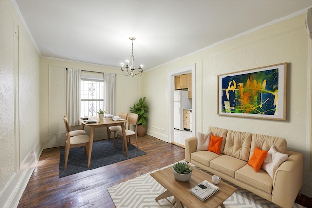 living area with crown molding, dark wood finished floors, baseboards, and a chandelier