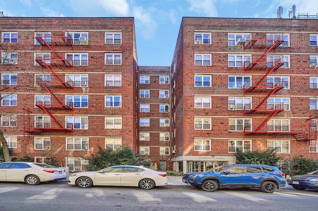 view of apartment building / complex