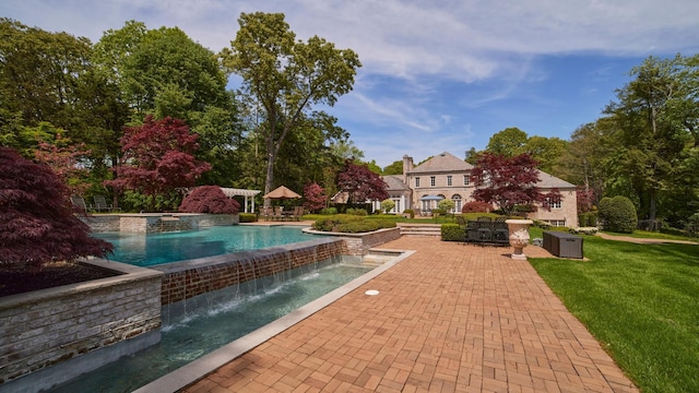 3 Pin Oak Ct, Old Brookville, NY 11545 - view of swimming pool featuring a pool with connected hot tub, a patio area, and a yard