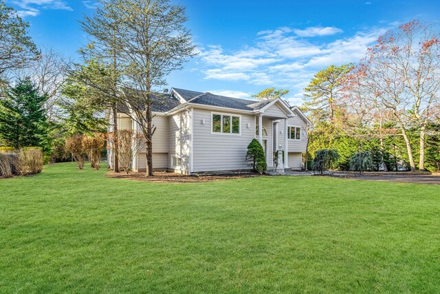 bi-level home featuring a front lawn