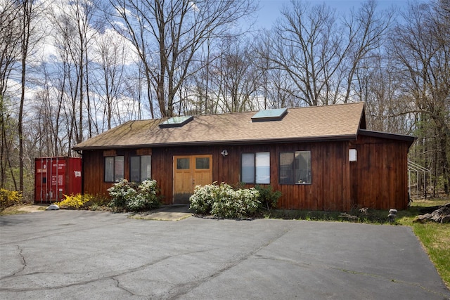 view of front of house featuring a shingled roof