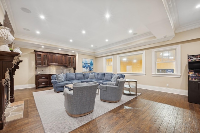 living room with crown molding, recessed lighting, dark wood-style flooring, and baseboards