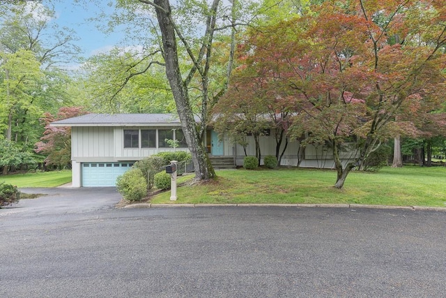 14 Wesley Ct, Congers, NY 10920 - view of front facade featuring a garage, asphalt driveway, and a front lawn