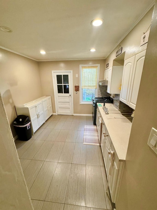 mudroom with baseboards, recessed lighting, and crown molding