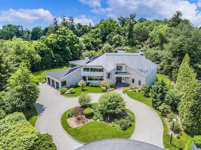 birds eye view of property featuring a forest view