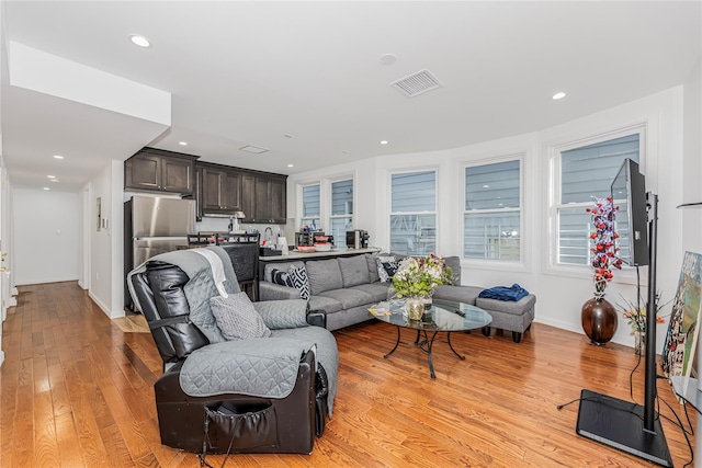 living room featuring visible vents, recessed lighting, light wood-style floors, and baseboards
