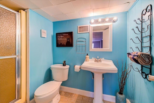 full bath featuring a shower stall, visible vents, toilet, and baseboards