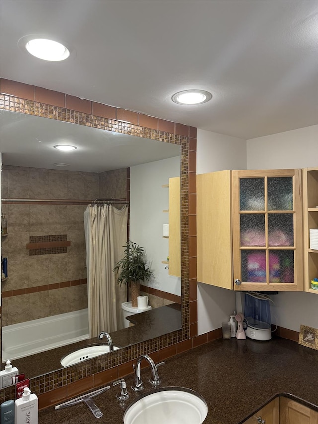 bathroom featuring a sink