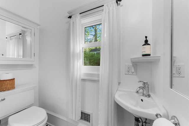 101 Mohican Park Ave, Dobbs Ferry, NY 10522 - half bath featuring toilet and a sink