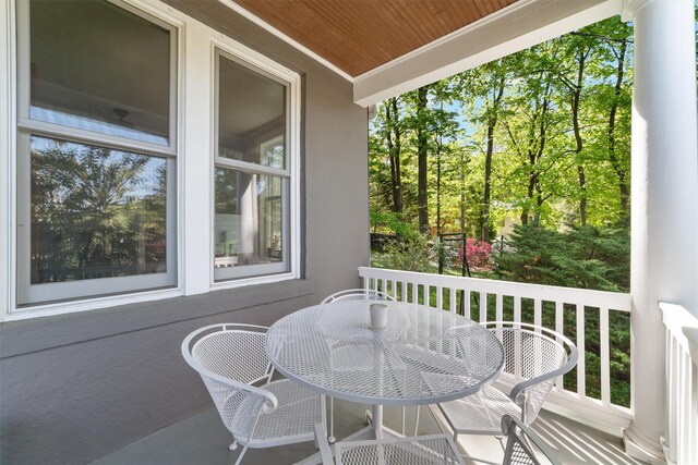 101 Mohican Park Ave, Dobbs Ferry, NY 10522 - balcony featuring outdoor dining space