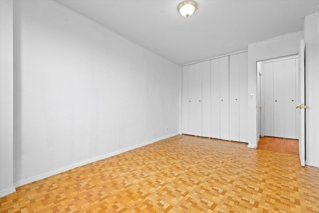 unfurnished bedroom featuring baseboards and a closet