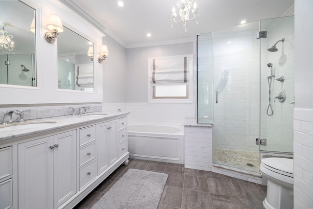 full bath with toilet, crown molding, a notable chandelier, and a sink