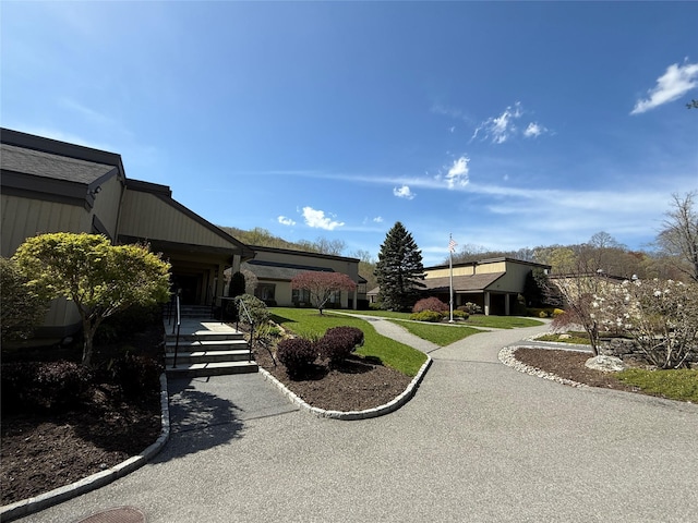 view of property's community featuring a yard