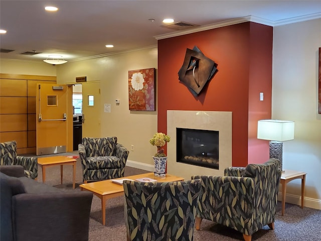 carpeted living room featuring ornamental molding, recessed lighting, visible vents, and baseboards