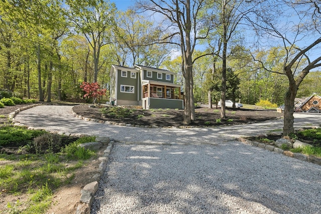 view of front facade featuring driveway