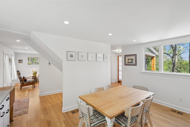 dining area featuring baseboards, light wood-type flooring, recessed lighting, and visible vents