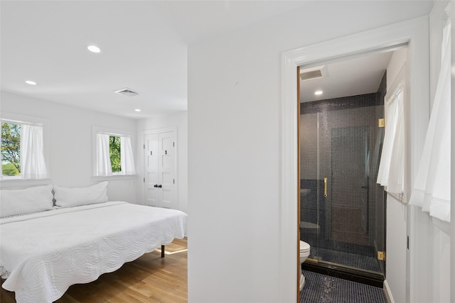 bedroom featuring visible vents, recessed lighting, light wood-style flooring, and a closet