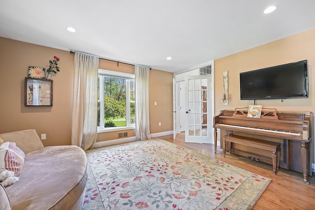 living room featuring visible vents, recessed lighting, baseboards, and wood finished floors