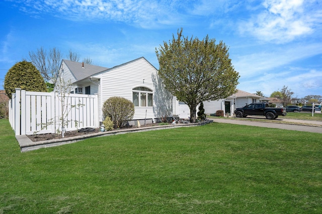 view of front facade featuring a front yard, driveway, and an attached garage