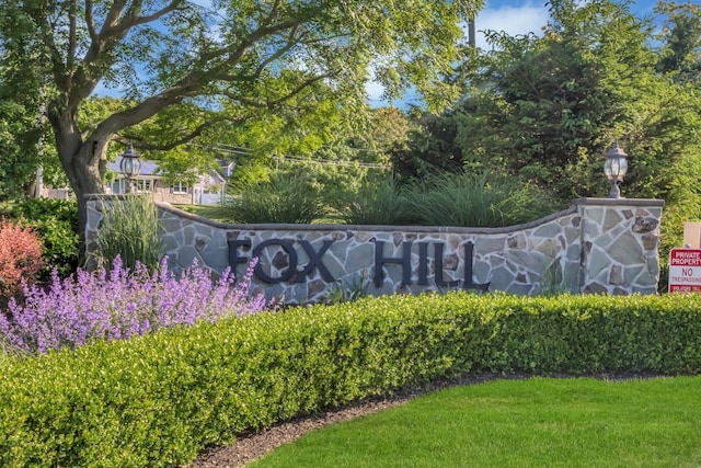 community / neighborhood sign featuring a lawn