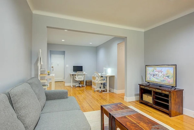 living area featuring recessed lighting, light wood-style floors, and baseboards