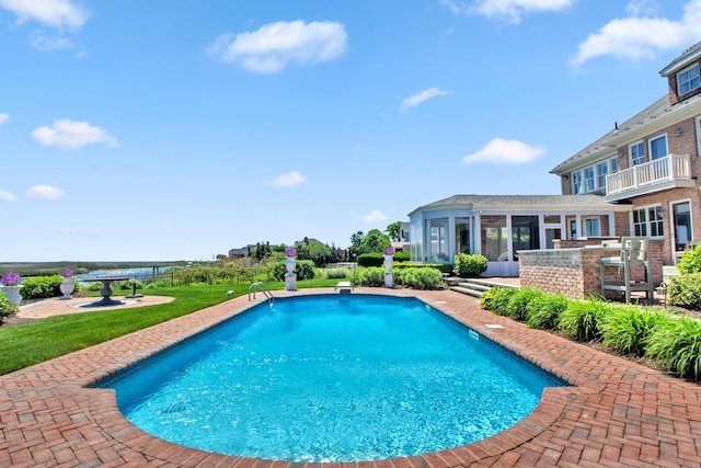 27 True Harbour Way W, Islip, NY 11795 - swimming pool featuring a sunroom and a diving board