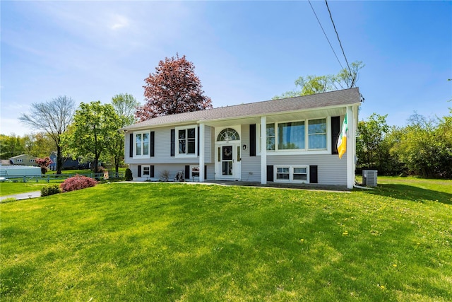 bi-level home featuring a front lawn