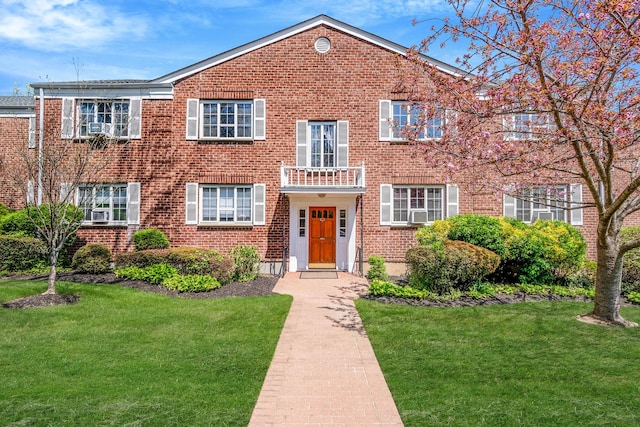 view of front facade featuring a front yard and brick siding