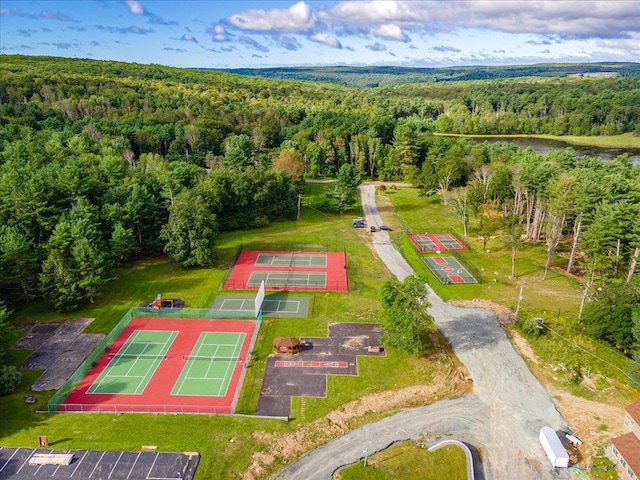 birds eye view of property featuring a forest view