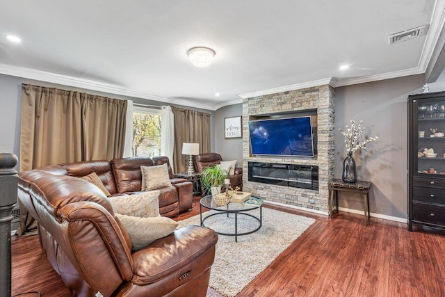 living area with crown molding, visible vents, baseboards, recessed lighting, and wood finished floors