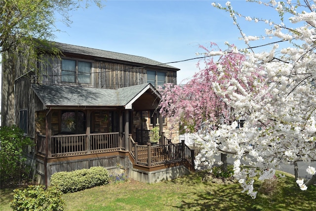 view of front of property featuring a shingled roof