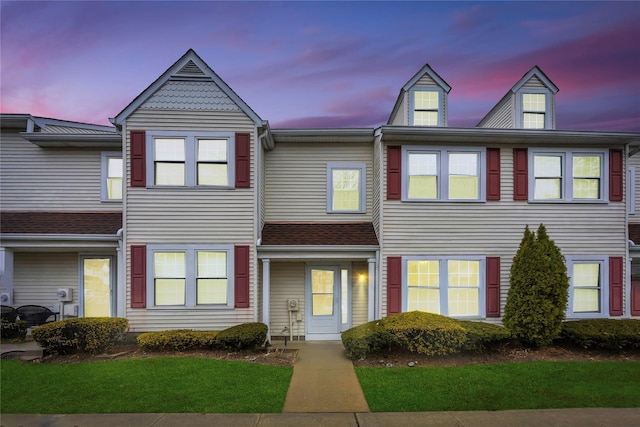 townhome / multi-family property featuring a yard